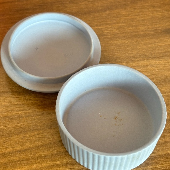 Wedgwood Blue and Cream Jasperware Trinket Box - Picture 3 of 5